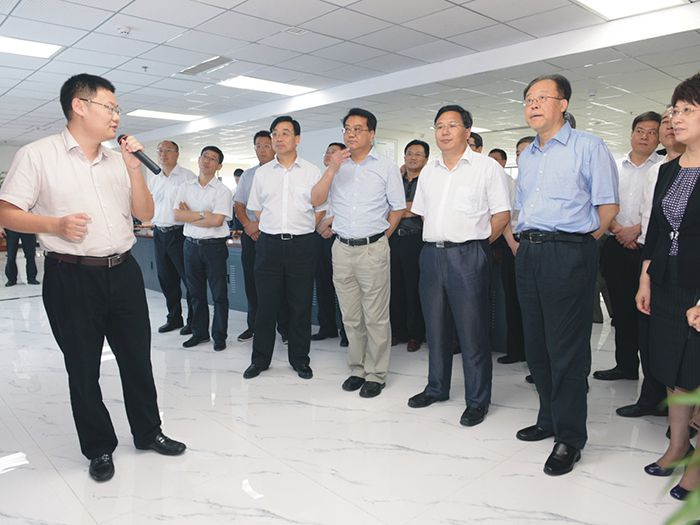 安徽省委常委、合肥市委書記吳存榮，合肥市黨政代表團一行蒞臨我集團參觀考察